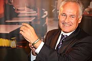mit "ich liebe es" Armband in "gelbdunkel" (= grün): Staatsminister a.D. Erwin Huber (©Foto: Martin Schmitz)